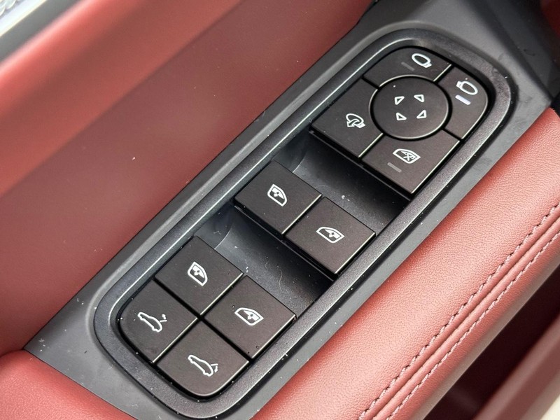 Porsche Cayenne Vehicle Full-screen Gallery Image 23