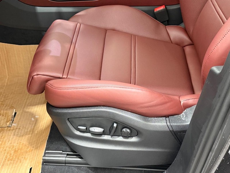 Porsche Cayenne Vehicle Full-screen Gallery Image 24