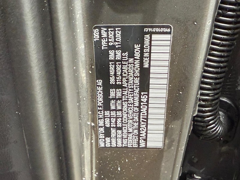 Porsche Cayenne Vehicle Full-screen Gallery Image 25