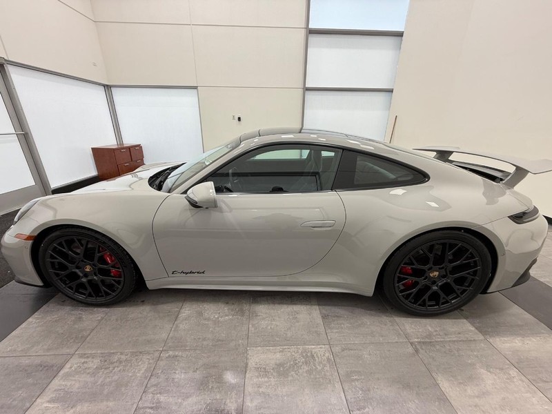 Porsche 911 Vehicle Full-screen Gallery Image 2