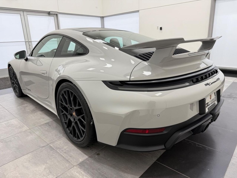 Porsche 911 Vehicle Full-screen Gallery Image 3