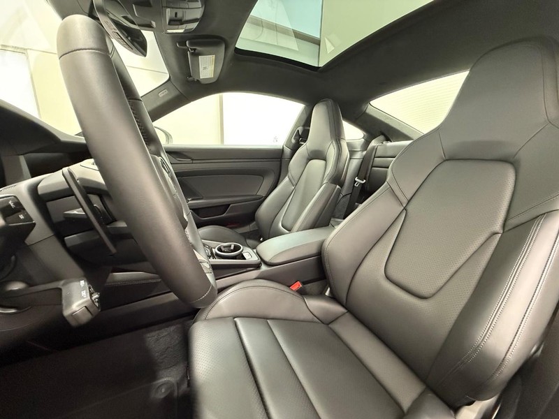 Porsche 911 Vehicle Full-screen Gallery Image 5