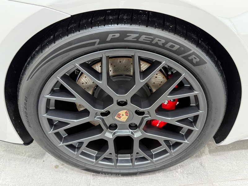 Porsche 911 Vehicle Full-screen Gallery Image 8