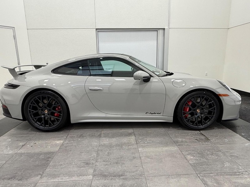 Porsche 911 Vehicle Full-screen Gallery Image 9