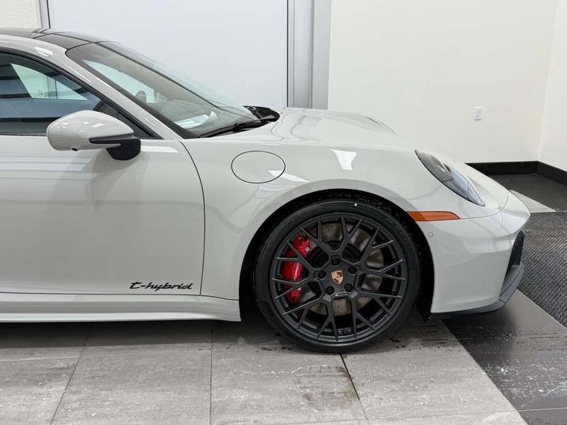 Porsche 911 Vehicle Full-screen Gallery Image 10