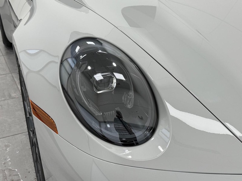 Porsche 911 Vehicle Full-screen Gallery Image 11