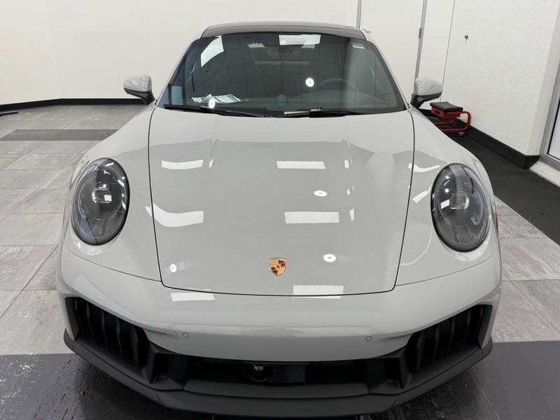 Porsche 911 Vehicle Full-screen Gallery Image 12