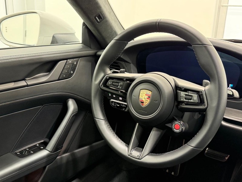 Porsche 911 Vehicle Full-screen Gallery Image 17