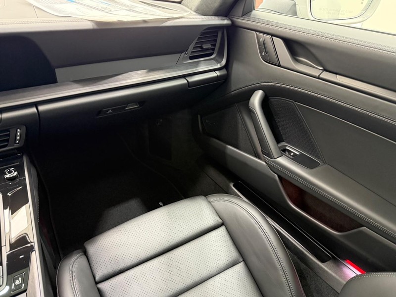 Porsche 911 Vehicle Full-screen Gallery Image 18