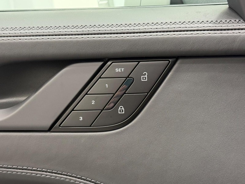 Porsche 911 Vehicle Full-screen Gallery Image 19