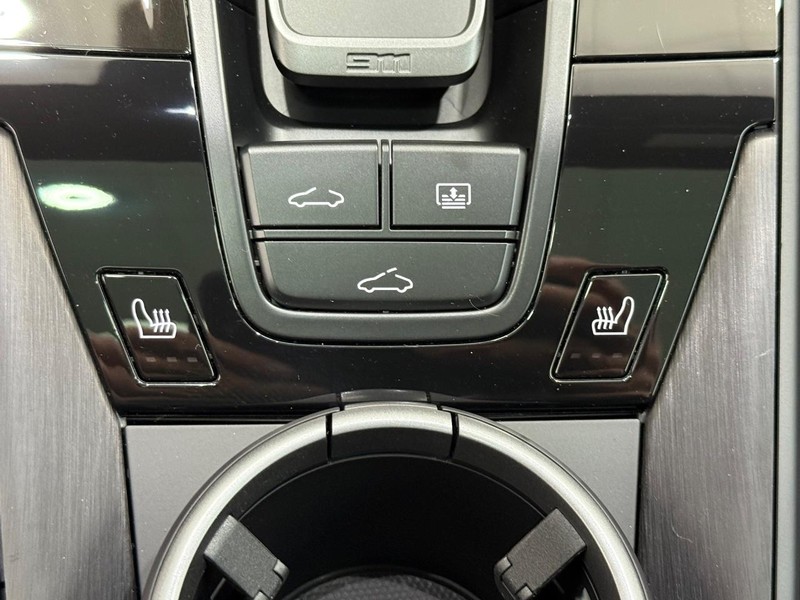 Porsche 911 Vehicle Full-screen Gallery Image 24