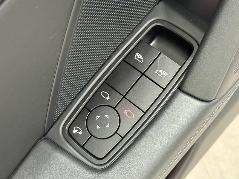 Porsche 911 Vehicle Full-screen Gallery Image 25