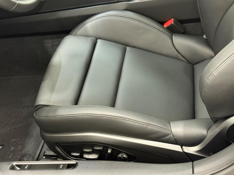 Porsche 911 Vehicle Full-screen Gallery Image 26