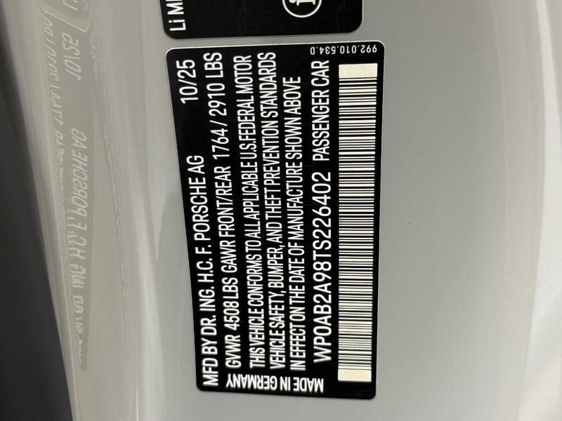 Porsche 911 Vehicle Full-screen Gallery Image 27