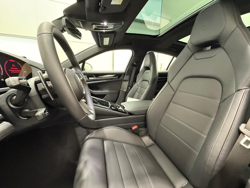 Porsche Panamera Vehicle Full-screen Gallery Image 5