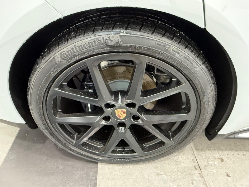 Porsche Panamera Vehicle Full-screen Gallery Image 8