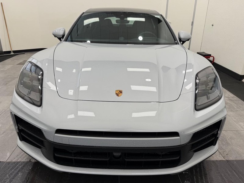 Porsche Panamera Vehicle Full-screen Gallery Image 12