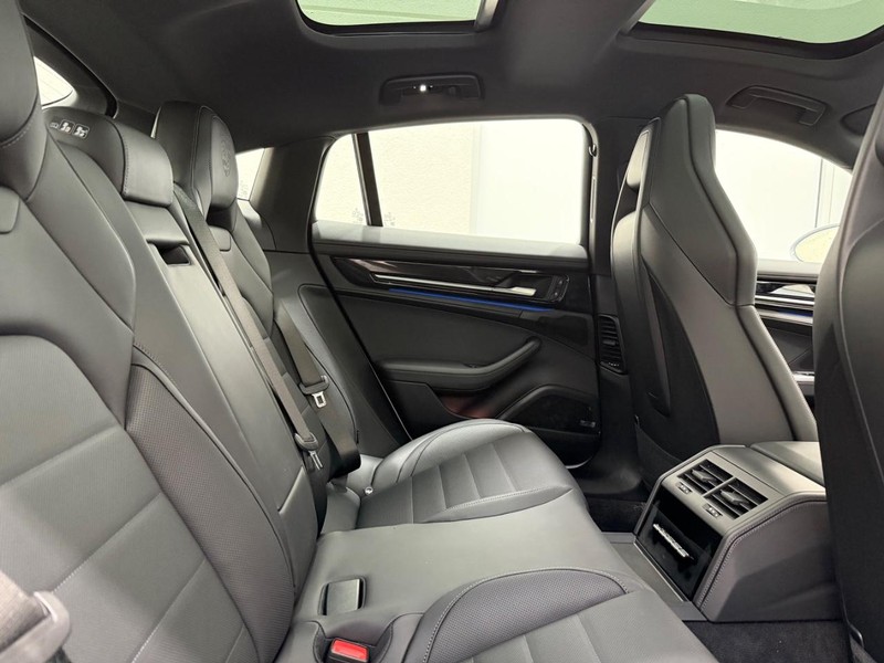 Porsche Panamera Vehicle Full-screen Gallery Image 13