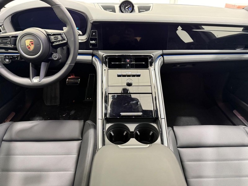 Porsche Panamera Vehicle Full-screen Gallery Image 14