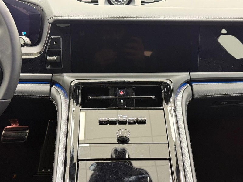 Porsche Panamera Vehicle Full-screen Gallery Image 15