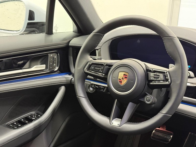 Porsche Panamera Vehicle Full-screen Gallery Image 16