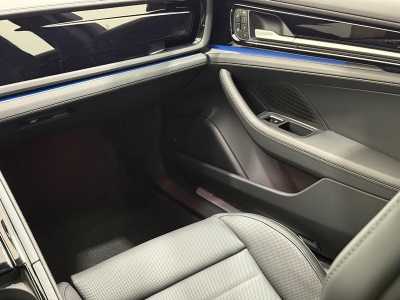 Porsche Panamera Vehicle Full-screen Gallery Image 17