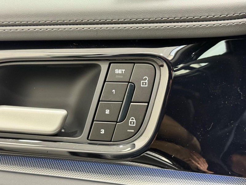 Porsche Panamera Vehicle Full-screen Gallery Image 18