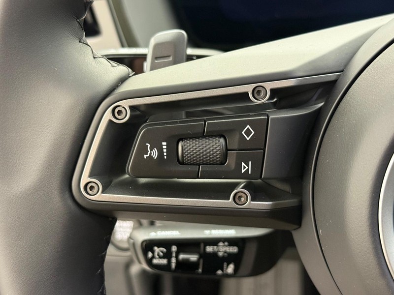 Porsche Panamera Vehicle Full-screen Gallery Image 20