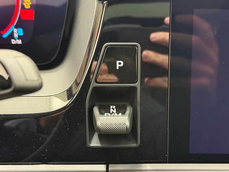 Porsche Panamera Vehicle Full-screen Gallery Image 22