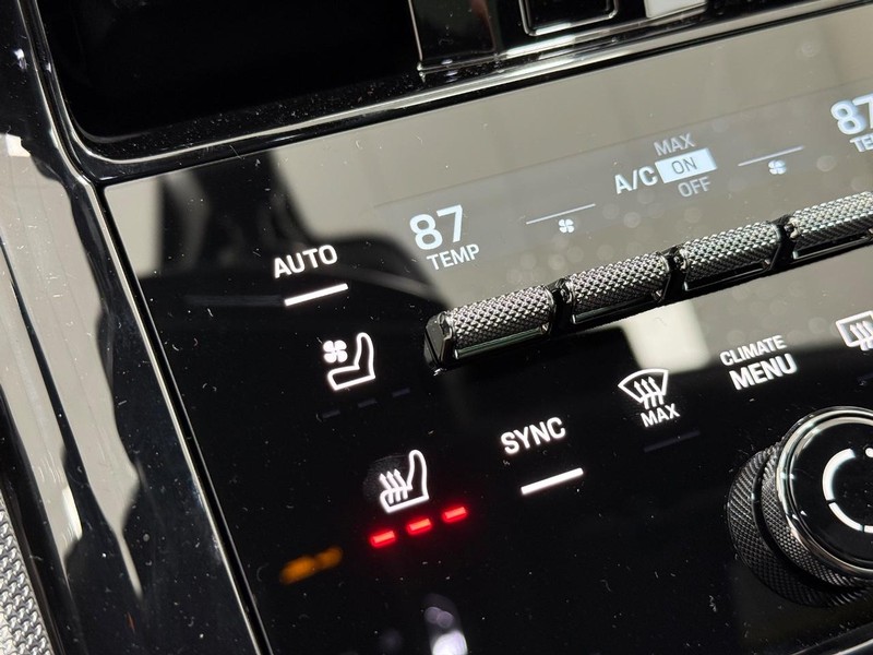 Porsche Panamera Vehicle Full-screen Gallery Image 24