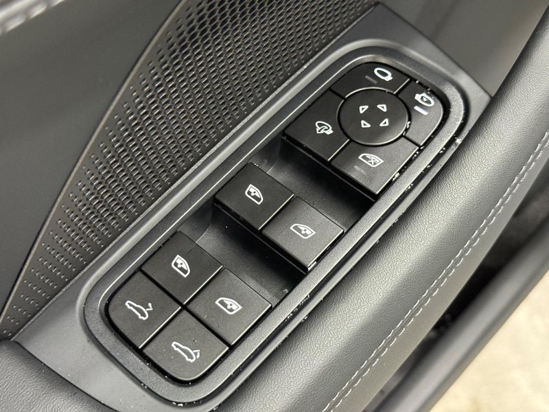 Porsche Panamera Vehicle Full-screen Gallery Image 25