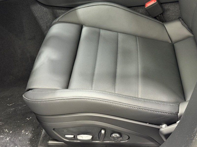 Porsche Panamera Vehicle Full-screen Gallery Image 26