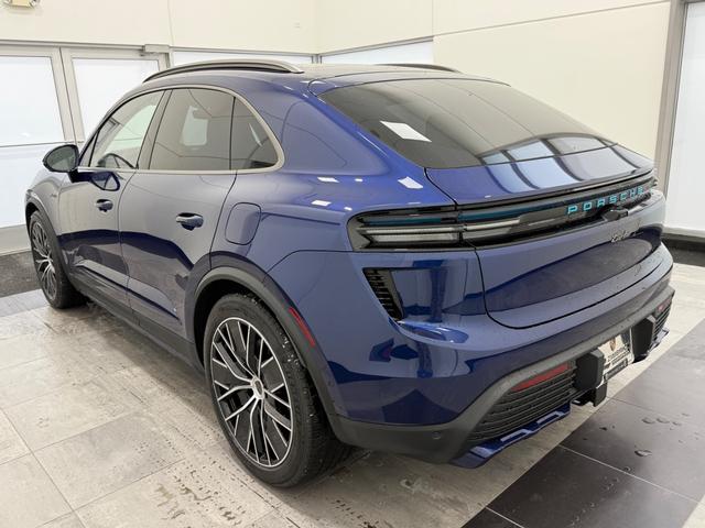 Porsche Macan Vehicle Full-screen Gallery Image 3