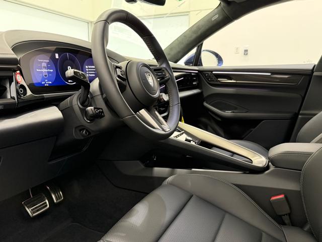 Porsche Macan Vehicle Full-screen Gallery Image 4