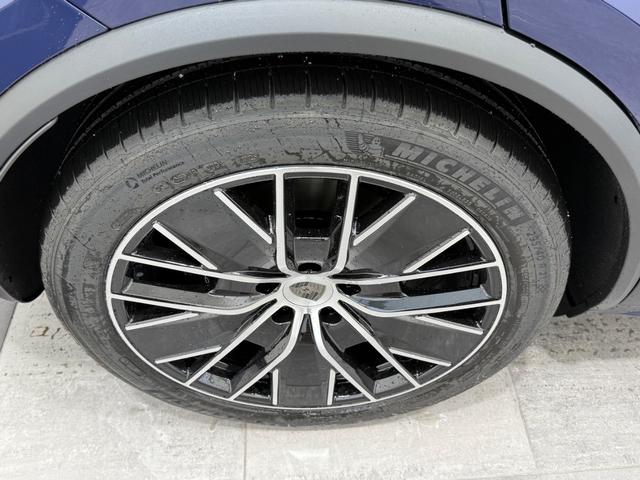 Porsche Macan Vehicle Full-screen Gallery Image 8