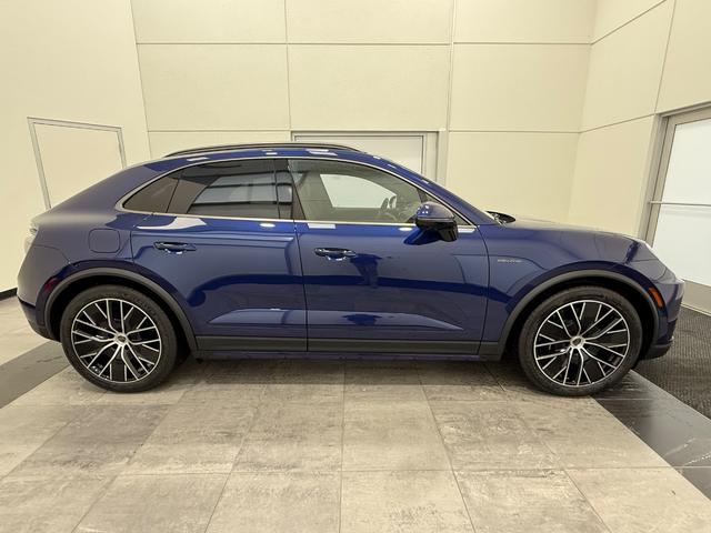 Porsche Macan Vehicle Full-screen Gallery Image 9