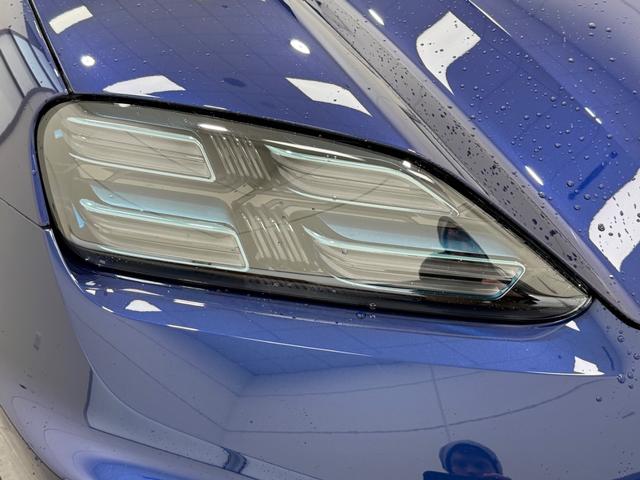 Porsche Macan Vehicle Full-screen Gallery Image 11