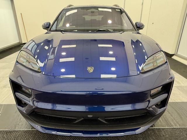 Porsche Macan Vehicle Full-screen Gallery Image 12