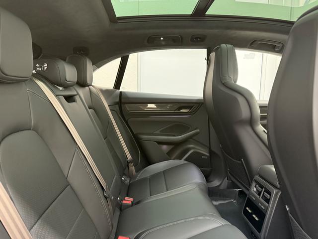 Porsche Macan Vehicle Full-screen Gallery Image 13