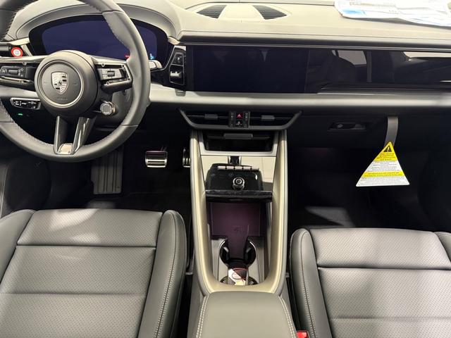 Porsche Macan Vehicle Full-screen Gallery Image 14