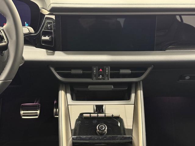 Porsche Macan Vehicle Full-screen Gallery Image 15