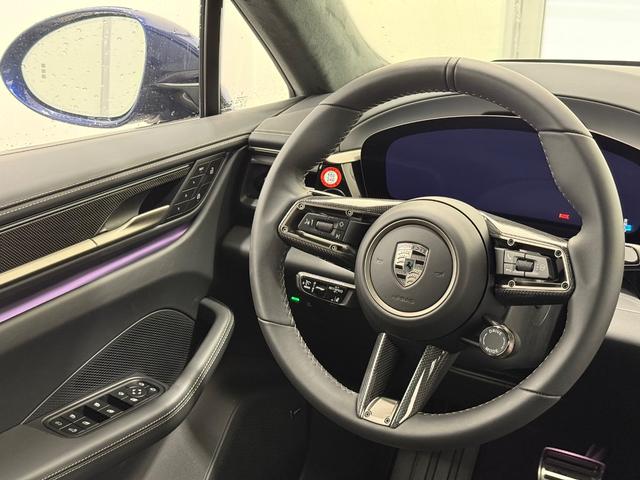 Porsche Macan Vehicle Full-screen Gallery Image 16