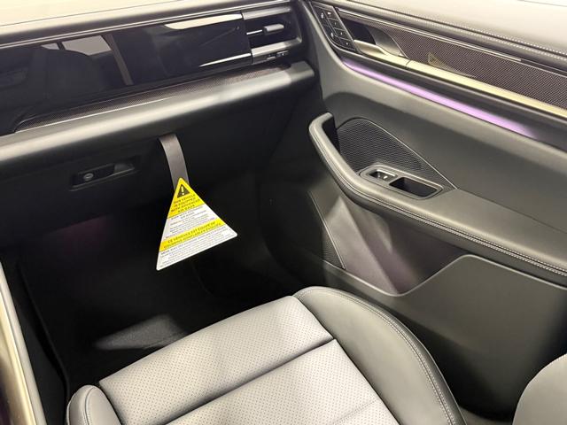 Porsche Macan Vehicle Full-screen Gallery Image 18