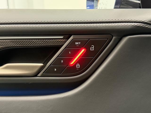 Porsche Macan Vehicle Full-screen Gallery Image 19