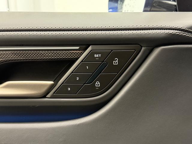 Porsche Macan Vehicle Full-screen Gallery Image 20