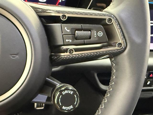 Porsche Macan Vehicle Full-screen Gallery Image 22