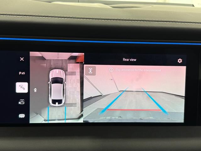 Porsche Macan Vehicle Full-screen Gallery Image 23