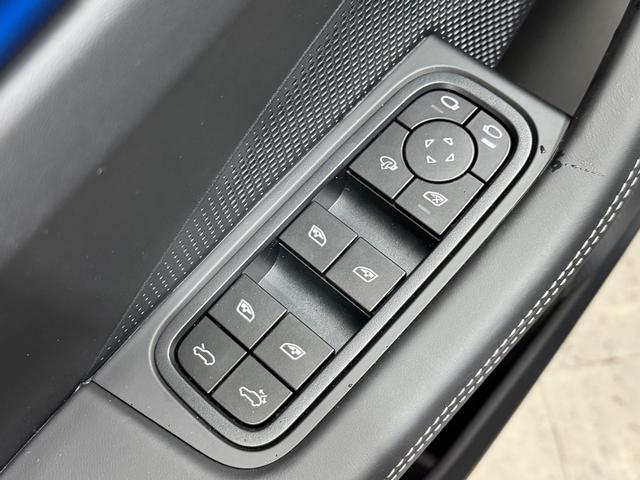 Porsche Macan Vehicle Full-screen Gallery Image 25