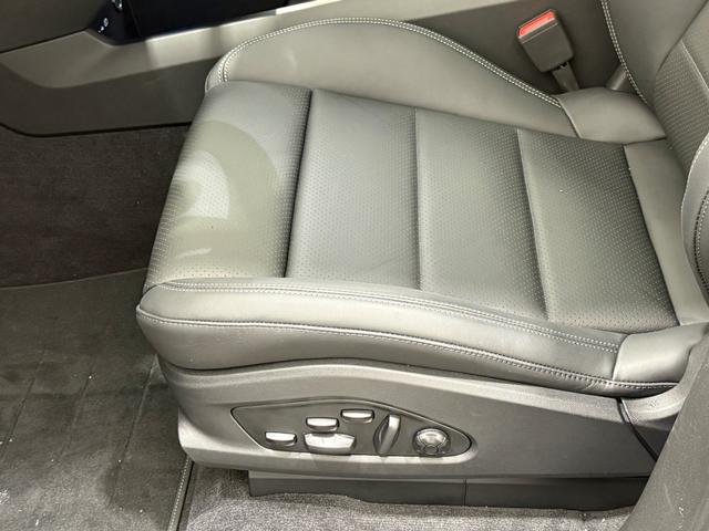 Porsche Macan Vehicle Full-screen Gallery Image 26