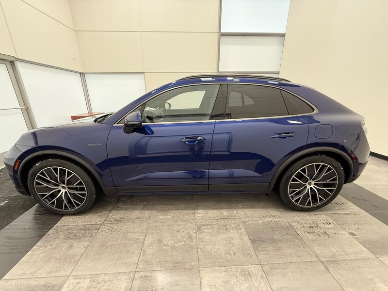 Porsche Macan Vehicle Full-screen Gallery Image 2